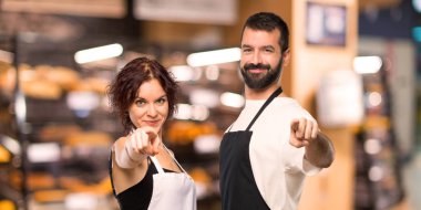 Aşçılar birkaç parmak seni kendinden emin bir ifadesiyle işaret