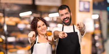 Gülümseyen süre aşçılar birkaç parmak seni işaret