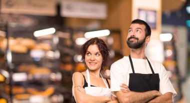 Çift aşçıların gülümseyen süre ararken