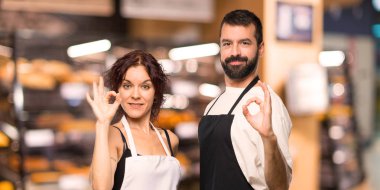 Kaç parmak ok işaretiyle gösterilen aşçıların