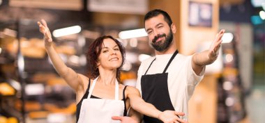 Sunulması ve gelmek davet aşçılar birkaç. Mutlu sen geldin