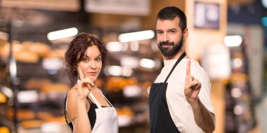 Çift gösteren ve en iyi iz içinde parmak kaldırma aşçıların