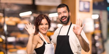 Çift elle mutlu ifade ile selamlayan aşçıların