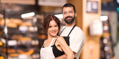 Çift aşçıların sarılma