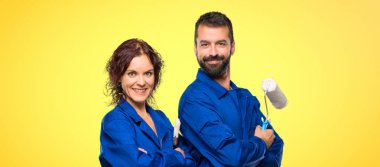 Renkli arka plan üzerinde gülümseyen süre yatay konumda geçti silah tutmak ressamlar