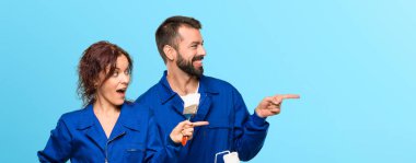 Parmak tarafına işaret ve renkli arka plan üzerinde gülümseyen bir ürün sunma ressamlar