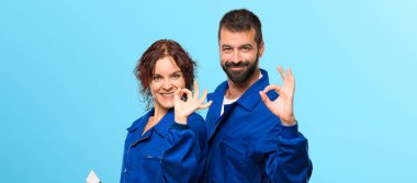 Bir ok işareti ile parmak renkli arka plan üzerinde gösterilen ressamlar