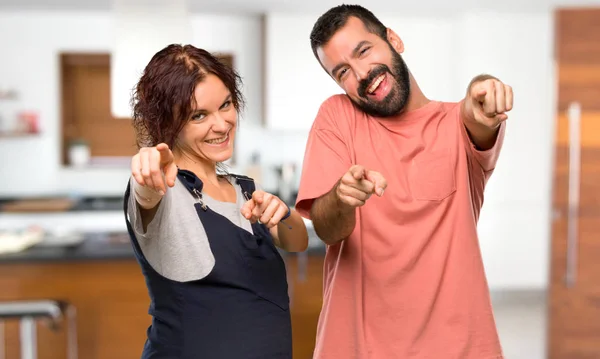 Couple Pregnant Woman Points Finger You While Smiling House — Stock Photo, Image