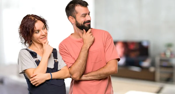 Casal Com Mulher Grávida Olhando Para Lado Com Mão Queixo — Fotografia de Stock