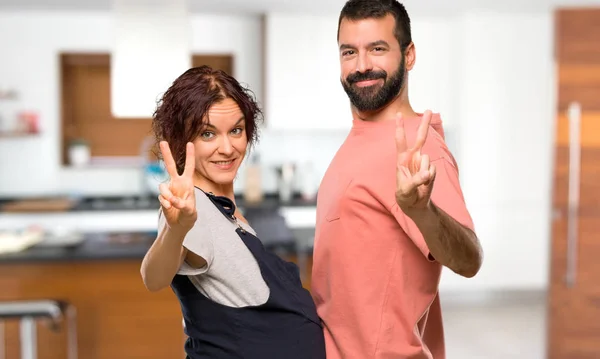 Couple Avec Femme Enceinte Souriant Montrant Signe Victoire Intérieur Maison — Photo