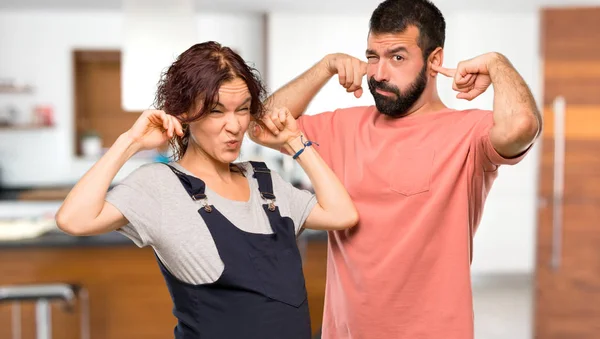 Paar Mit Schwangerer Frau Verdeckt Ohren Mit Händen Haus — Stockfoto