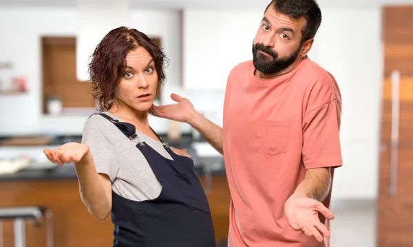 Couple Avec Femme Enceinte Faisant Des Doutes Geste Tout Soulevant — Photo