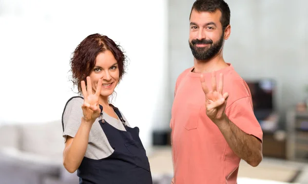 Couple Avec Femme Enceinte Heureux Comptant Trois Avec Les Doigts — Photo