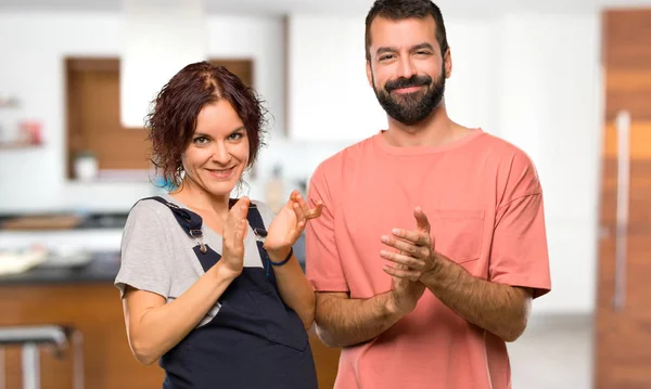 Couple Pregnant Woman Applauding Presentation Conference House — Stock Photo, Image