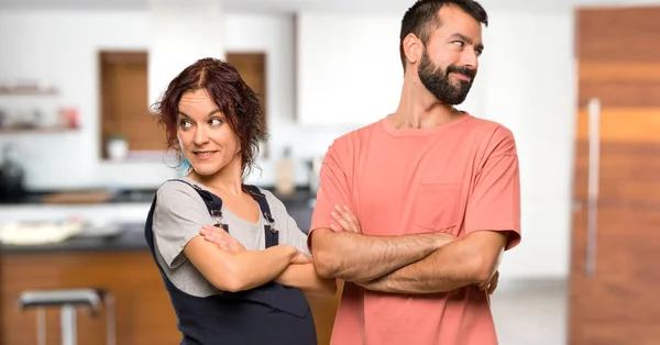 Echtpaar Met Zwangere Vrouw Kijken Schouder Met Een Glimlach Huis — Stockfoto