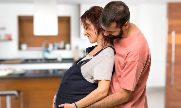 Casal Com Mulher Grávida Abraçando Dentro Casa — Fotografia de Stock