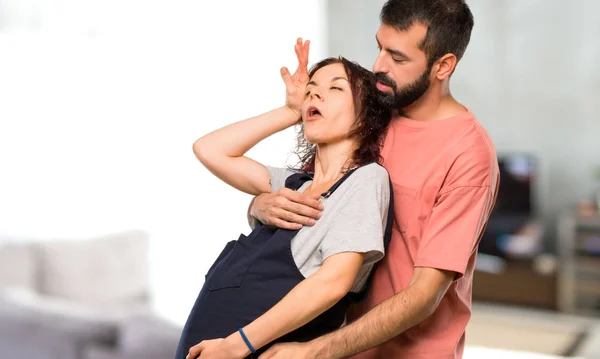 Pareja Con Mujer Embarazada Desmayos Parto Dentro Casa — Foto de Stock