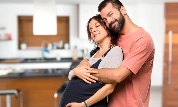 Echtpaar Met Zwangere Vrouw Knuffelen Huis — Stockfoto