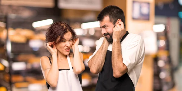 Deux Cuisiniers Couvrant Les Oreilles Des Mains Expression Frustrée — Photo