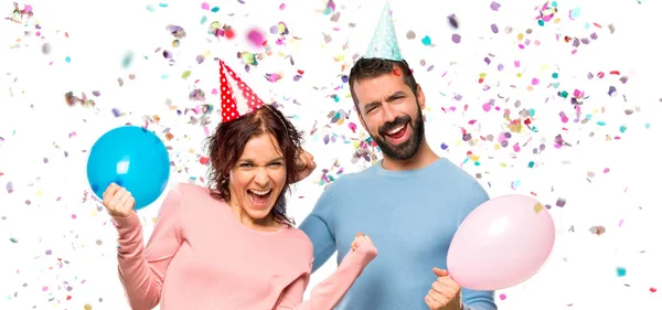 Coppia Con Palloncini Cappelli Compleanno Che Festeggiano Una Vittoria Felice — Foto Stock