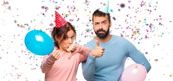 Paar Mit Luftballons Und Geburtstagsmützen Die Ein Gutes Schlechtes Zeichen — Stockfoto