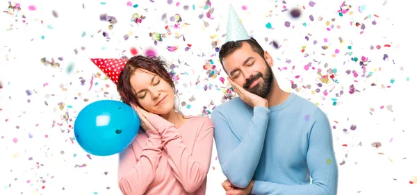 Para Balonów Urodziny Kapelusze Dokonywanie Sen Gest Śliczny Słodki Wyrażenie — Zdjęcie stockowe
