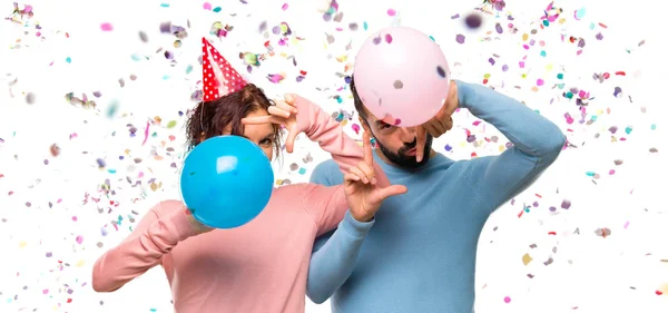 Paar Mit Luftballons Und Geburtstagsmützen Gesicht Konfetti Als Symbol Für — Stockfoto