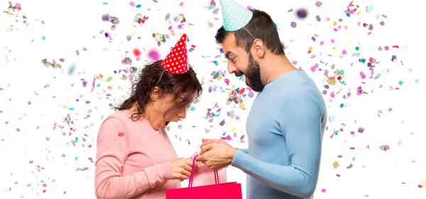 Casal Com Chapéus Aniversário Com Sacos Compras Com Confete Uma — Fotografia de Stock