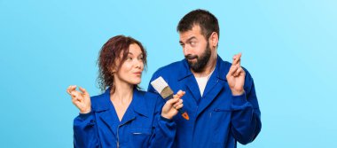 Renkli arka plan üzerinde en iyi dilek ve geçiş parmak ile ressamlar
