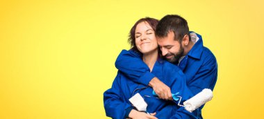 Renkli arka plan üzerinde sarılma aşık ressamlar