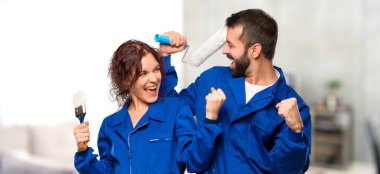 Kazanan konum içinde ev bir zaferini kutluyor ressamlar