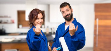 Sunulması ve el ile evde gelmek davet ressamlar