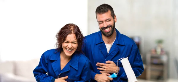 Pintores Sonriendo Mucho Mientras Ponen Las Manos Pecho Casa —  Fotos de Stock