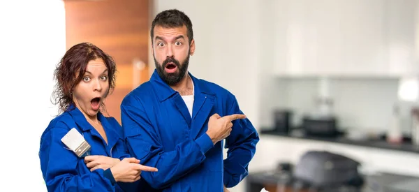 Painters Pointing Finger Side Surprised Face House — Stock Photo, Image