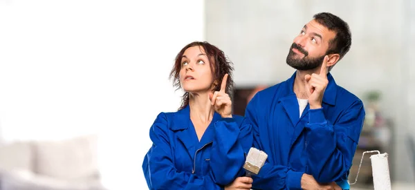 Schilders Wijzen Met Vinger Een Geweldig Idee Opzoeken Huis — Stockfoto