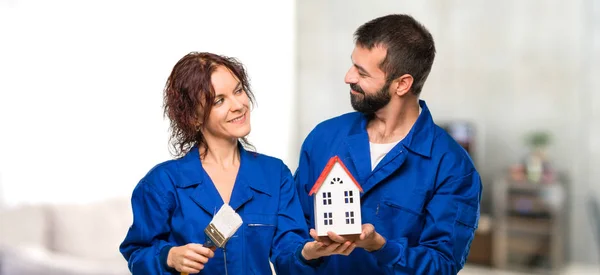 Pintores Segurando Uma Pequena Casa Casa — Fotografia de Stock