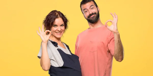 Couple Pregnant Woman Showing Sign Fingers Isolated Yellow Background — Stock Photo, Image