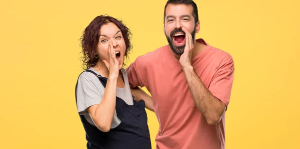 Echtpaar Met Zwangere Vrouw Schreeuwen Aan Laterale Aankondiging Van Iets — Stockfoto