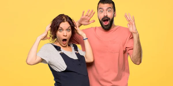 Couple Avec Femme Enceinte Avec Expression Faciale Surprise Choquée Sur — Photo