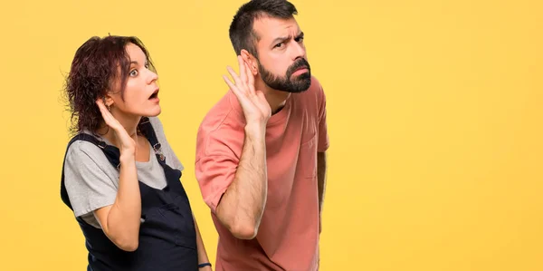 Coppia Con Donna Incinta Che Ascolta Qualcosa Mettendo Mano Sull — Foto Stock