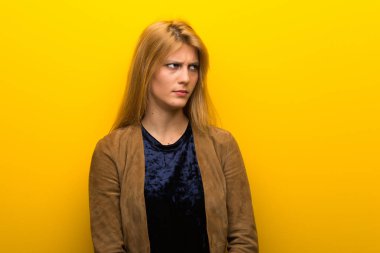 Canlı sarı arka plan duygu üzgün sarışın kız