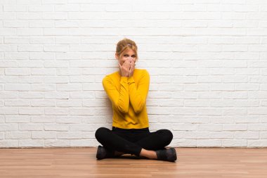 Çok ağız kapsayan süre gülümseyen katta oturan genç kız