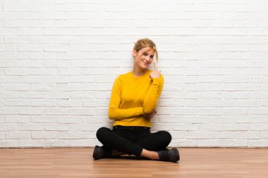 Öne doğru seyir katta oturan genç kız