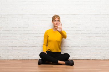 Yanlış düşünüyor bir durum inkar durdurmak jest yapma katta oturan genç kız