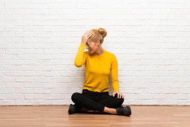 Katta oturan genç kız bir şeyin farkına vardım ve çözüm isteyen vardır