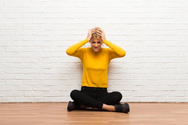 Çünkü baş eller kat alır oturan genç kız migren vardır