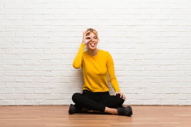 Katta oturan genç kız komik ve çılgın yüz duygu yapar