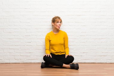 Dil komik göz olan kameraya gösterilen katta oturan genç kız