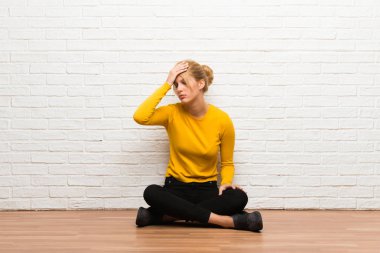 Sürpriz ve şok yüz ifadesi ile katta oturan genç kız