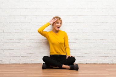 El ile selamlayan katta oturan genç kız